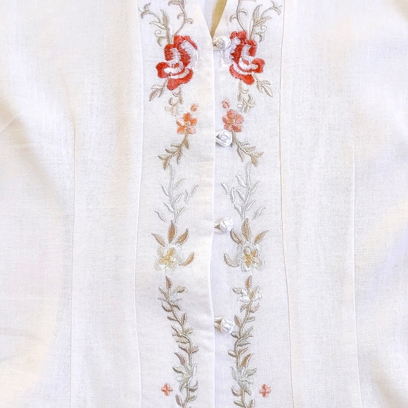 NWOT. Linen and Cotton Top w/Multicolor Embroidered Flowers & Handmade Buttons. - Picture 7 of 8